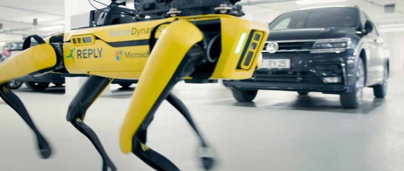 Der Roboterhund Spot kontrolliert vollautomatisch den Mietwagen.