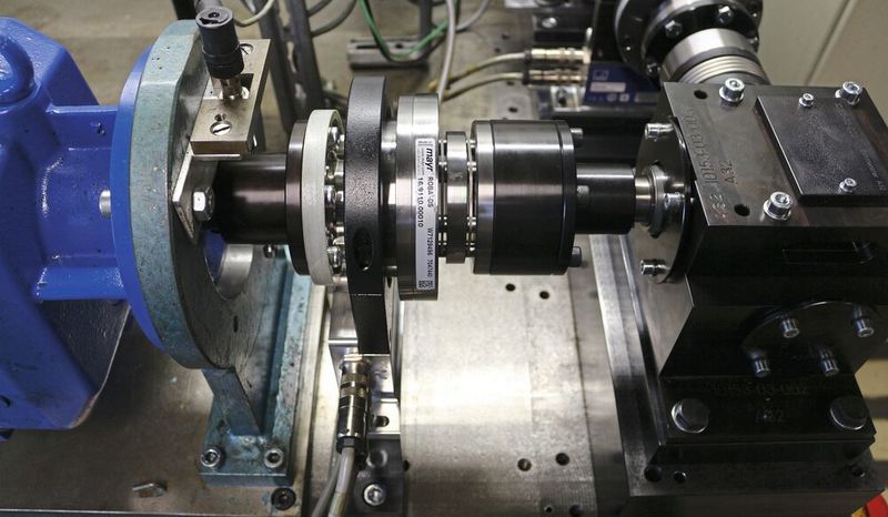 Ausschnitt aus dem Schneckengetriebe-Prüfstand der FZG an der TU München: Zusammen mit dem Messflansch kommen Wellenausgleichskupplungen von Mayr Antriebstechnik zum Einsatz. Sie minimieren die auf den Messflansch wirkenden Störgrößen.