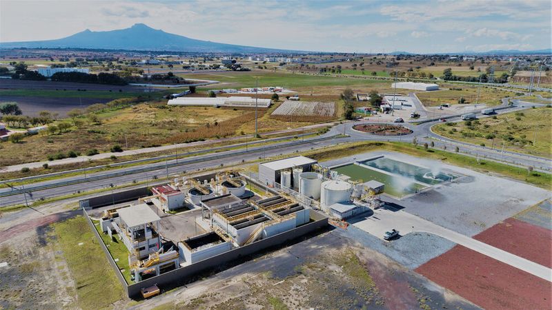 Bis 2035 will Audi seinen Wasserverbrauch halbieren. In Mexiko fertigt der Hersteller bereits seit 2018 abwasserfrei. Im Bild: Die Umkehrosmose-Anlage, die 100 Millionen Liter Wasser gereinigt in die Fertigung zurückführt.