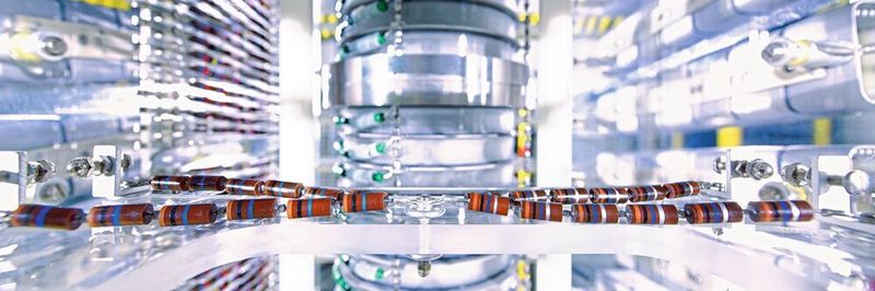 Blick in das Innere eines Dynamitron-Elektronenbeschleunigers. Mit dieser Anlage sterilisiert BGS am Standort Wiehl hauptsächlich Medizinprodukte zur Einmalanwendung, z.B. Blutabnahmesysteme.