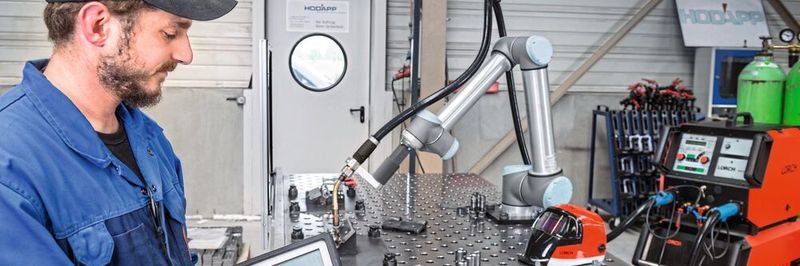 Zuverlässiger Schweiß-Prozess: Die intuitive Programmierung des Cobots ermöglicht sowohl Zeitersparnis als auch Arbeitsentlastung bei sich wiederholenden, ermüdenden Schweißaufgaben.