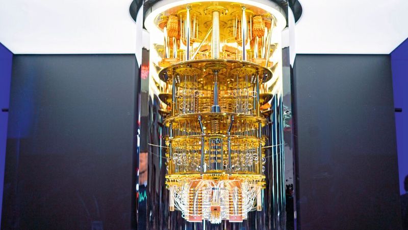 IBM hat seinen Quantencomputer Q System One auf der Consumer Electronics Show (CES) 2020 eindrucksvoll inszeniert. Seit Mitte Dezember hat nun auch der erste Quantencomputer Deutschlands seinen Betrieb aufgenommen: der Q System One.