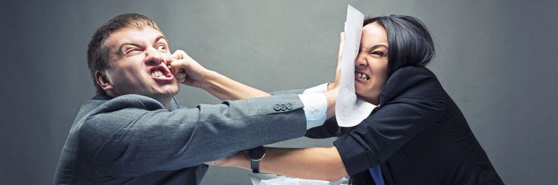 Schlechte Stimmung und Frust im Büro? So vermeiden Sie, dass die Situation eskaliert.