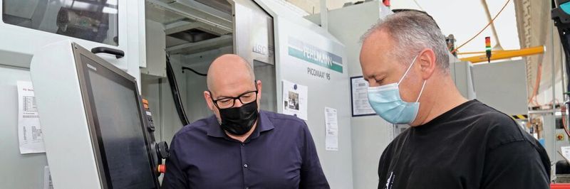 Während der Pandemie steht bei der Robert Ott AG der Schutz der Mitarbeiter und die Aufrechterhaltung der Produktion im Vordergrund. Im Bild Robert Ott (links) mit seinem langjährigsten Mitarbeiter.