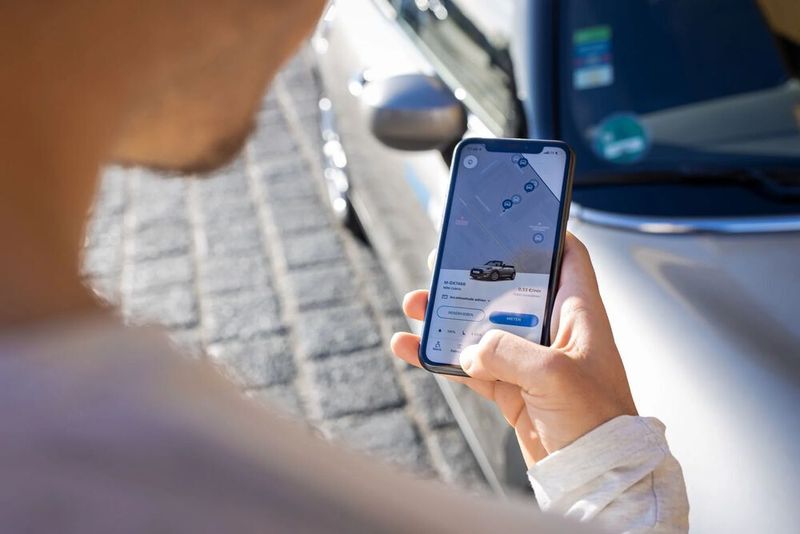 Junge Menschen im Alter von 18 bis 34 Jahren legen beim Thema Mobilität Wert auf eine Kombination aus Nachhaltigkeit und Effizienz.