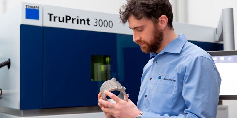 Die Mittelformat-Maschine stellt durch pulverbett-basiertes Laserschmelzen Bauteile von bis zu 300 mm Durchmesser und 400 mm Höhe aus allen schweißbaren Werkstoffen (Stähle, Nickelbasislegierungen, Titan, Aluminium) her.