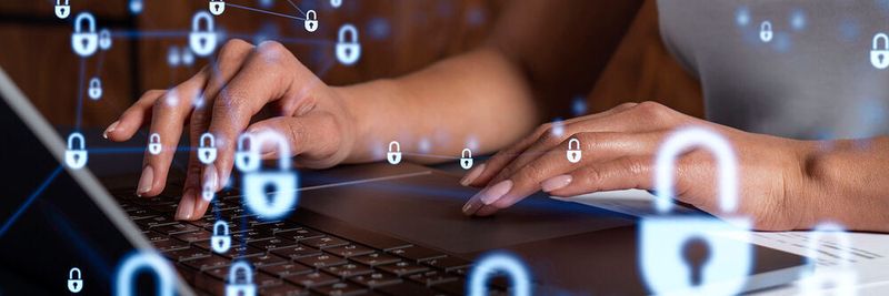 Bei Confidential-Computing werden Daten und Code bei der Verwendung innerhalb von Trusted Execution Environments (TEEs) geschützt.