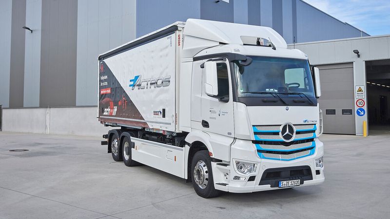 Blau ist auch bei Lkw die Farbe für den Stromantrieb: Der E-Actros soll im Laufe des Jahres in den regulären Verkauf kommen.