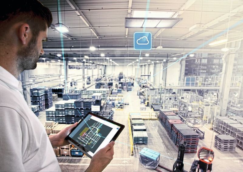 In der Fabrik der Zukunft unterstützen neue Technologien den Menschen bei seiner täglichen Arbeit.