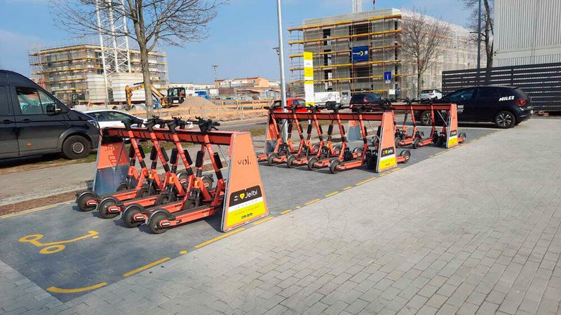 Voi bringt die erste E-Scooter-Parkstation nach Berlin.