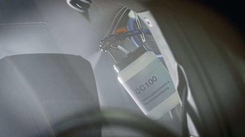 Das Fahrzeugdesinfektionsmittel OC 100 von Akzo Nobel soll Fahrzeuginnenräume schonend und effizient von Viren und Gerüchen befreien.