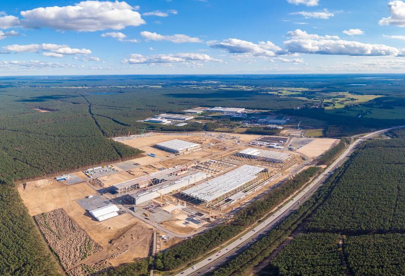 Ein Bild der Baustelle Anfang Oktober 2020. Bislang hat Tesla keine Genehmigung für das Batteriewerk in Grünheide.