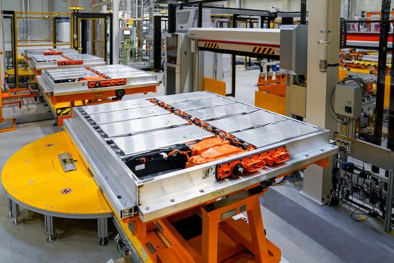 Die einzelnen Zellen einer Batterie sind in Module gefasst, die wiederum in einem Rahmen montiert werden.