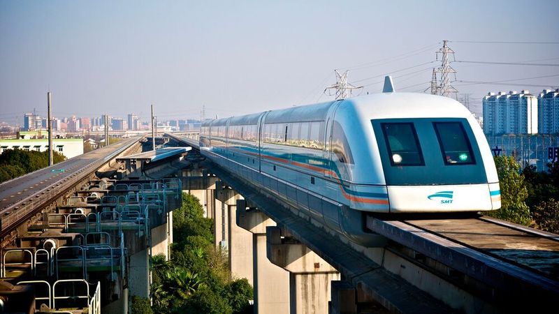 Der Transrapid, in China Maglev genannt, auf der Strecke in Schanghai.