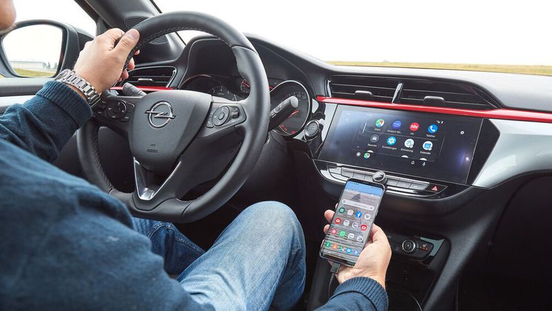 Wer sich im Mietwagen oder beim Carsharing mit dem Auto vernetzt, hinterlässt viele digitale Daten. Die werden vor der Übergabe an den nächsten Fahrer oft nicht gelöscht.