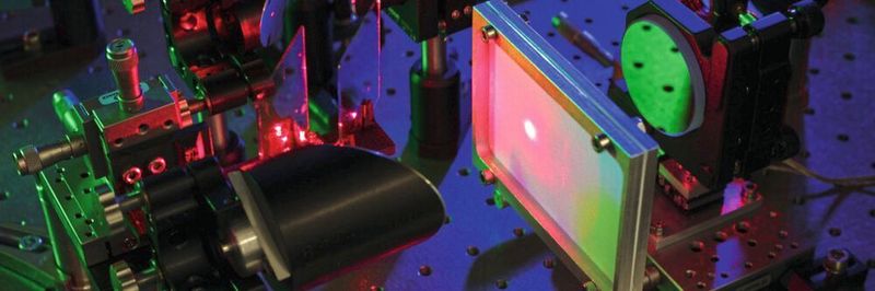 Experimenteller Aufbau: Zur quantenoptischen Schichtdickenmessung werden die Eigenschaften der Photonen im Terahertz-Spektralbereich auf sichtbare Photonen übertragen.