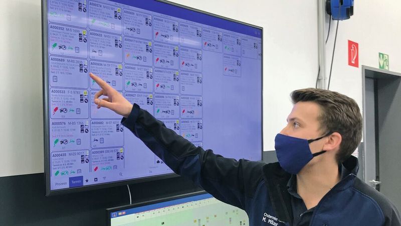 Maximilian Mälzer, Assistent der Ostermeier-Geschäftsführung, erklärt, wie die Aufträge digital durch den Werkstattprozess gesteuert werden.