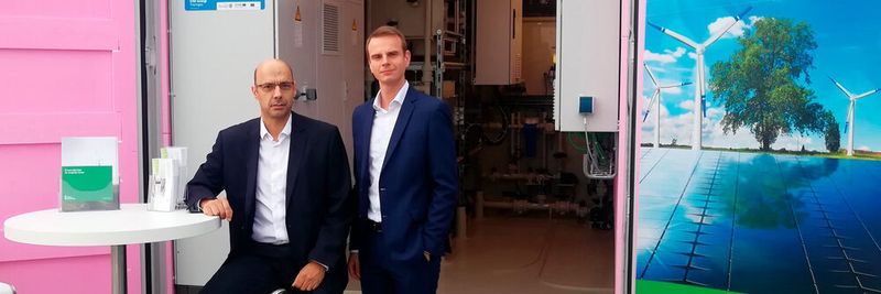 Olaf Conrad (links) und Tobias Janoschka: wollen mit metallfreien Redox-Flow-Batterien grünen Strom rund um die Uhr verfügbar machen.