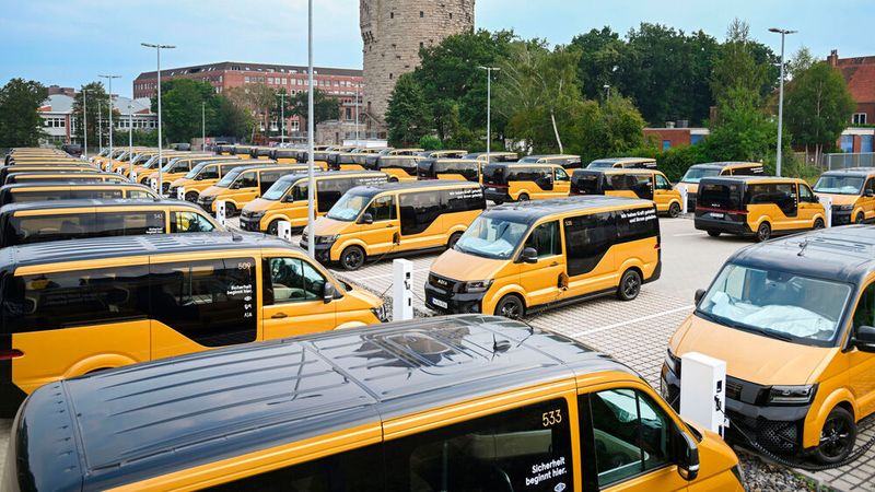 Transporter des Fahrdiensts Moida auf einem Betriebshof in Hannover.