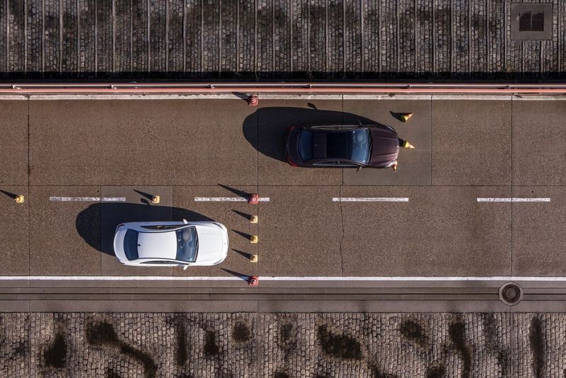 Unter anderem kann der Kaffeegenuss den Bremsweg von Autofahrern verkürzen.