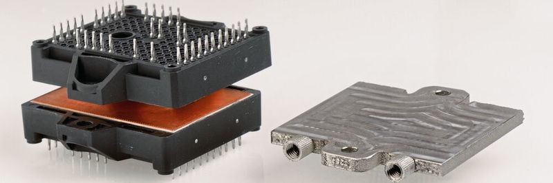Bild 1:
Der 3D-Druck-Kühler IQ-Big 53 (rechts im Bild)
ist für die Montage von zwei Semitop-Modulen vorgesehen.