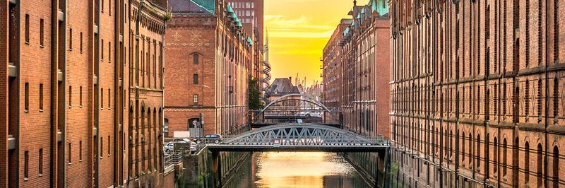 Aufnahme in der Speichertadt, Hamburg - ein zweites Rechenzentrum - in der Cloud oder beim Co-Location-Betreiber oder an einem Unternehmensstandort, erlaubt Daten und Anwendungen zu sichern, so dass bei Systemausfällen ein Backup zur Verfügung steht.