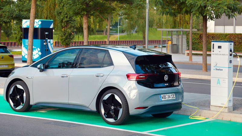 Bis zu 9.000 Euro Förderung können Käufer von rein elektrischen Fahrzeugen vom BAFA erhalten. Diesen Betrag dürfen Händler aber nicht einfach vom Kaufpreis abziehen und damit werben.