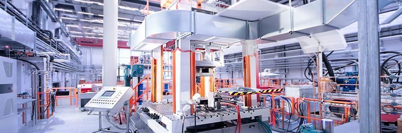 The new, flexible low-pressure casting machine of Fraunhofer IFAM at the Wolfsburg site.