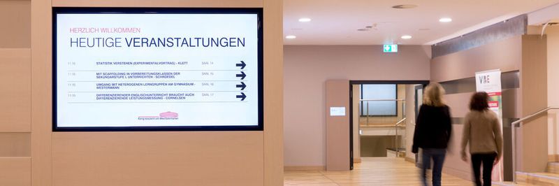 Bildschirmen und interaktive Terminals ersetzen zunehmend statische Kommunikationselemente wie Plakate und Aushänge.