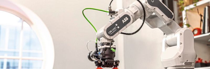 Swifti von ABB ist ein schneller und präziser kollaborativer Industrieroboter mit einer Geschwindigkeit von 5 m/s und einer Traglast von 4 kg.
