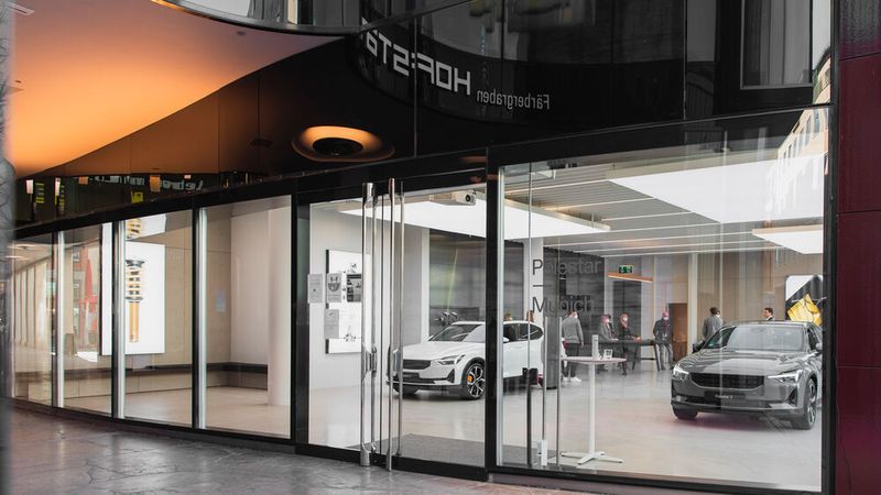 Der Münchner Polestar-Space liegt in bester Innenstadtlage, direkt am Eingang eines angesagten Shoppingcenters.