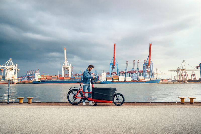 Mit dem Packster 70 von Riese & Müller kann auch mal einen kurzen Zwischenstopp am Hamburger Hafen einlegen.