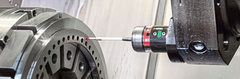 Antastsicher auch im Kühlmittel: Der Blum-Taster TC52 wird auf den Hembrug Horizontal-Hartdrehmaschinen über den Revolver in Position gebracht. Deshalb muss der Taster nicht nur hochgenau, sondern mechanisch besonders robust ausgelegt sein.