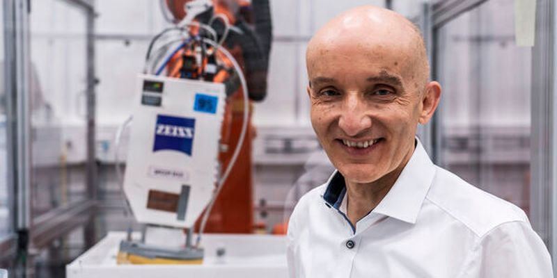 Der Physiker Dr. Peter Kürz von Zeiss spricht mit Forschungsministerin Anja Karliczek über die Weiterentwicklung von Mikrochips und der Bedeutung der Schlüsseltechnologie.