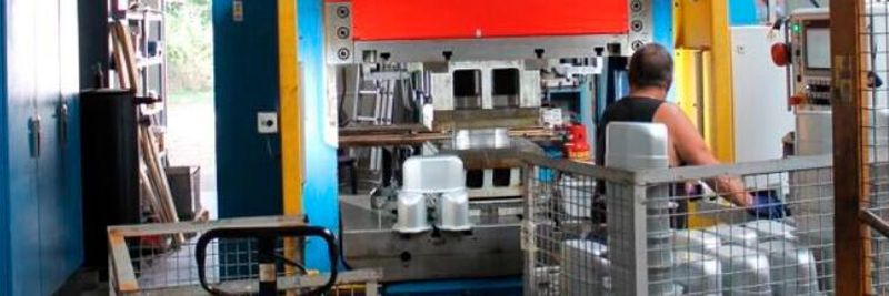 Im vollen Einsatz: Modernisierte 400-t-Presse nach erfolgreichem Retrofitting bei der Kleinserienfertigung.