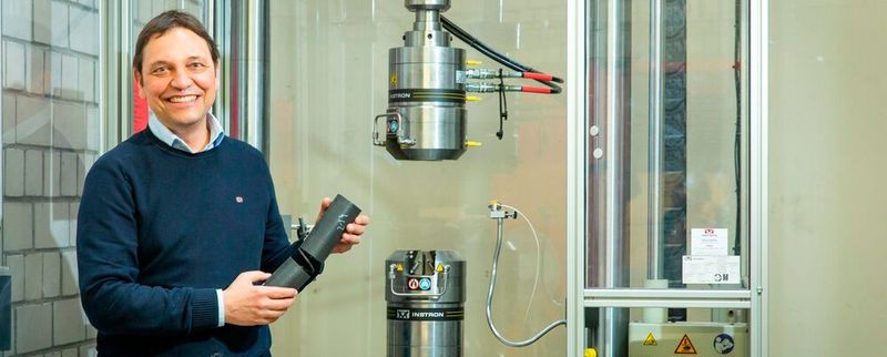 Projektleiter Prof. Dr. Jochen Blaurock vom Institut für Fahrzeugtechnik der TH Köln vor dem Hydropulser, mit dem die Experimente im Forschungsprojekt durchgeführt wurden.