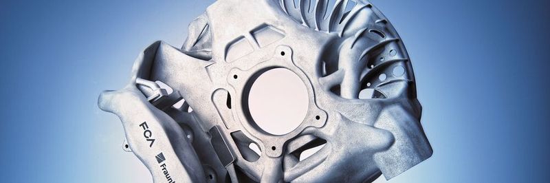 Mit zukunftsweisender Topologie: Die vom Forschungsinstitut Fraunhofer IAPT zusammen mit Fiat Chrysler Automobiles als Integralbauteil verwirklichte Radaufhängung wird im 3D-Druck in Serien deutlich effizienter als die konventionell produzierten und montierten Systeme hergestellt.