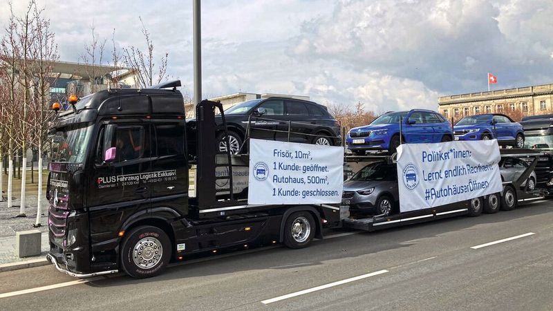 Mit drei Autotransportern ging es vor das Bundeskanzleramt in Berlin.