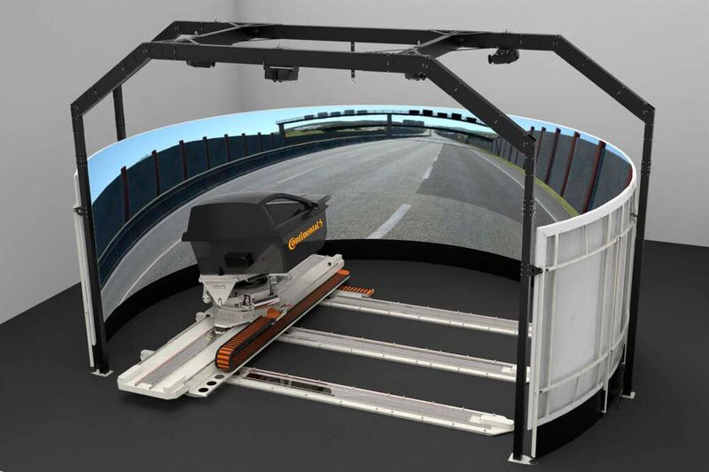 Im dynamischen Fahrsimulator testet Continental Reifen in allen Fahrsituationen und auf unterschiedlichen Untergründen.