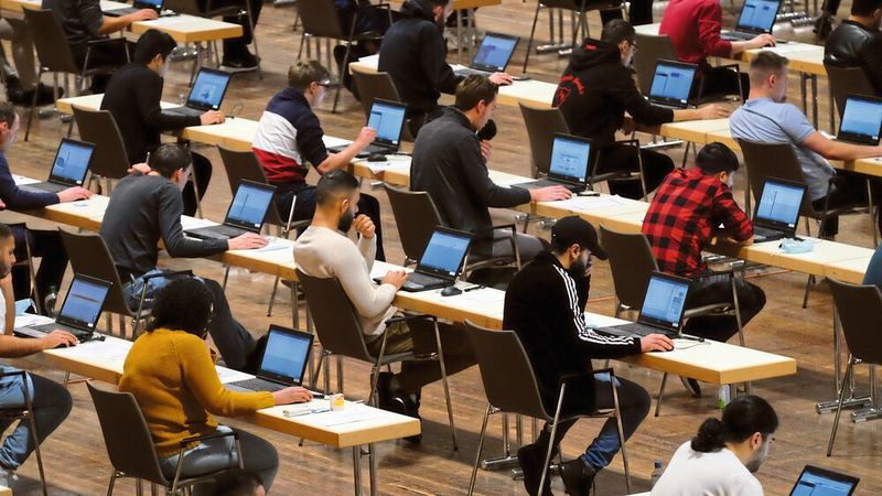Azubis in Filderstadt während ihrer digitalen Prüfung.