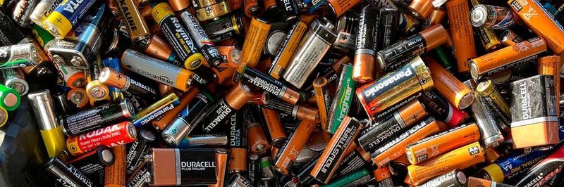 Compared to non-switchable batteries, the Switching Battery charges and discharges the batteries instantly using two independent switching circuits at 50-60Hz with transistor switches. In addition, the switching circuits enable a new "voltage shifting" technology.