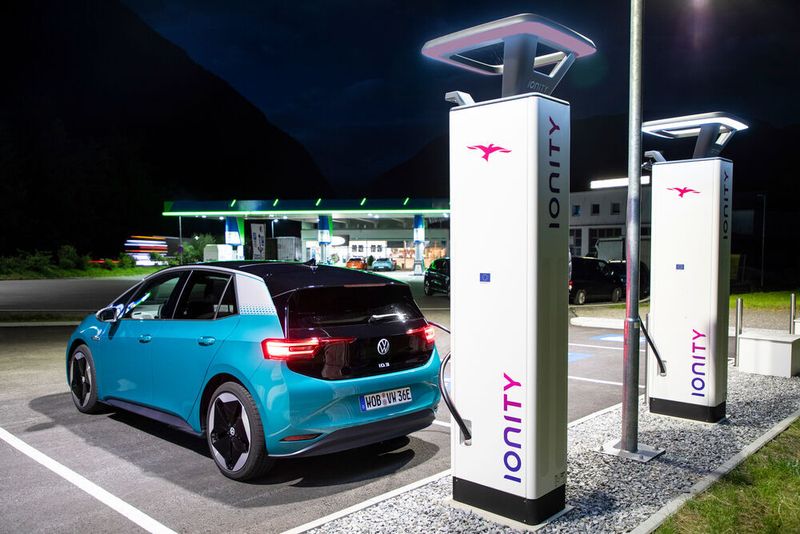 Der ID 3 von Volkswagen an einer Stromtankstelle.