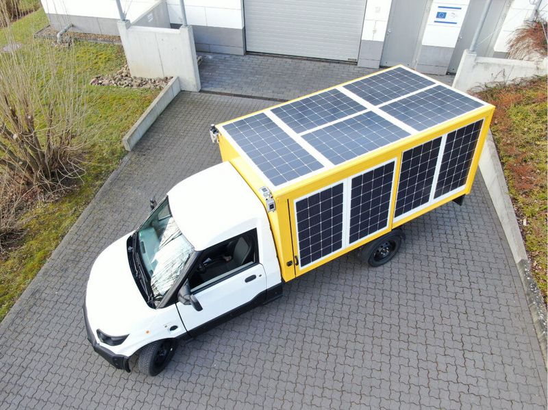 Der Streetscooter mit Solarkleid soll Fahrstrom für gut 5.000 Kilometer pro Jahr selber generieren.