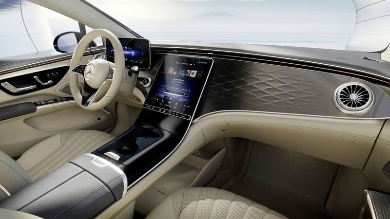 Der Innenraum mit XXL-Bildschirm. Am 15. April enthüllt Daimler den Luxusstromer EQS.