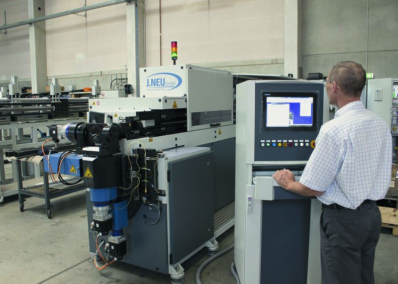 Die vielfältigen Achsbewegungen der Freiform-Biegemaschinen von
Jörg Neu GmbH steuern CNC-Steuerungen der Serien M700 und M800 von Mitsubishi Electric.