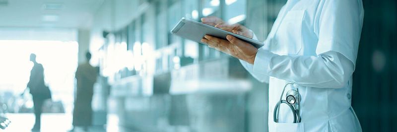Mithilfe der Medial App von Avaya kann das Klinikpersonal untereinander oder mit den Patienten kommunizieren