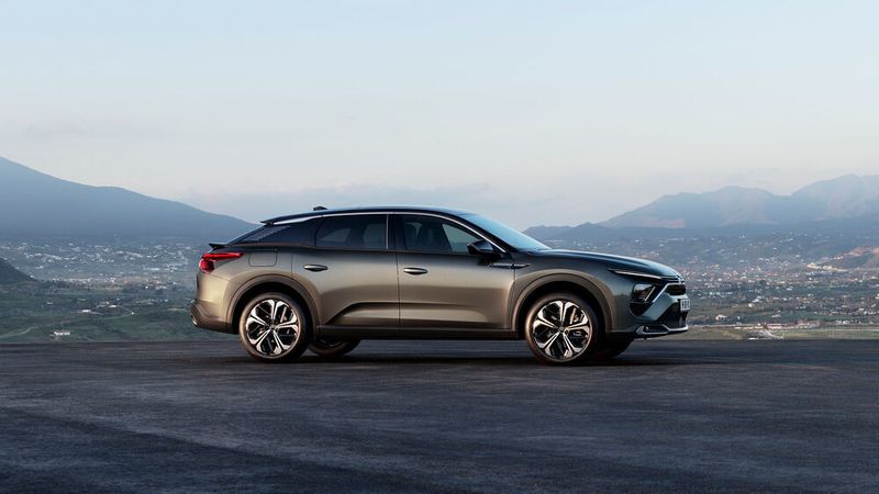 Der neue Citroën C5 X soll die Limousinentradition der Franzosen mit gefragteren Fahrzeugformaten vereinen.