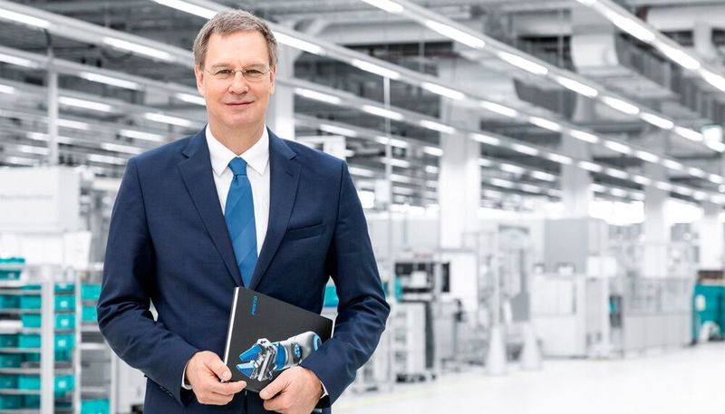 Dr. Oliver Jung: „Wir haben unsere Belegschaft sicher durch das Krisenjahr geführt und eine gute Basis geschaffen, um für die wieder anlaufende Weltkonjunktur bereit zu sein. Gleichzeitig gibt es uns den finanziellen Freiraum, auch jetzt in unsere Zukunft zu investieren“.