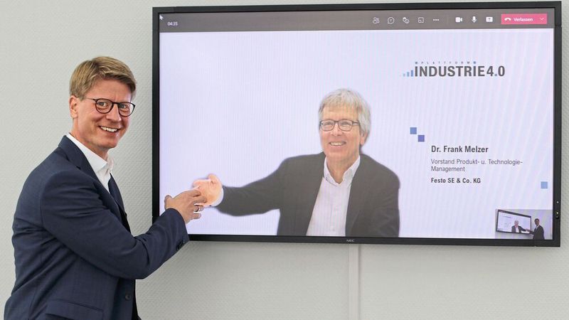 Industrie 4.0: Dr. Frank Possel-Dölken (Phoenix Contact, vorne) will Industrie 4.0 mit einem Digitalisierungsschub auf die nächste Ebene heben. Er folgt als Lenkungskreis-Vorsitzender der Plattform Industrie 4.0 auf Dr. Frank Melzer (Festo).
