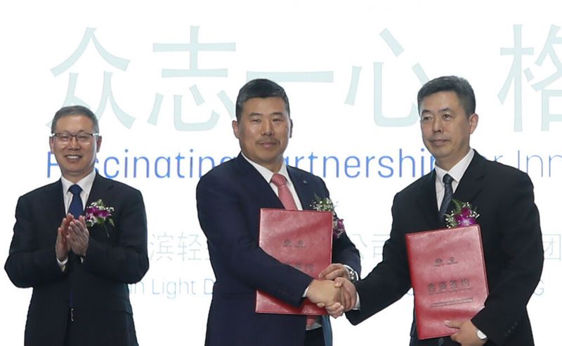 Der Beginn einer neuen Partnerschaft (v.l.): Hu Hanjie, FAW-Präsident, Gouqiang Li, Präsident von Grammer China und Li Xiaodong, General Manager von FAW Harbin Light Duty Vehicle.